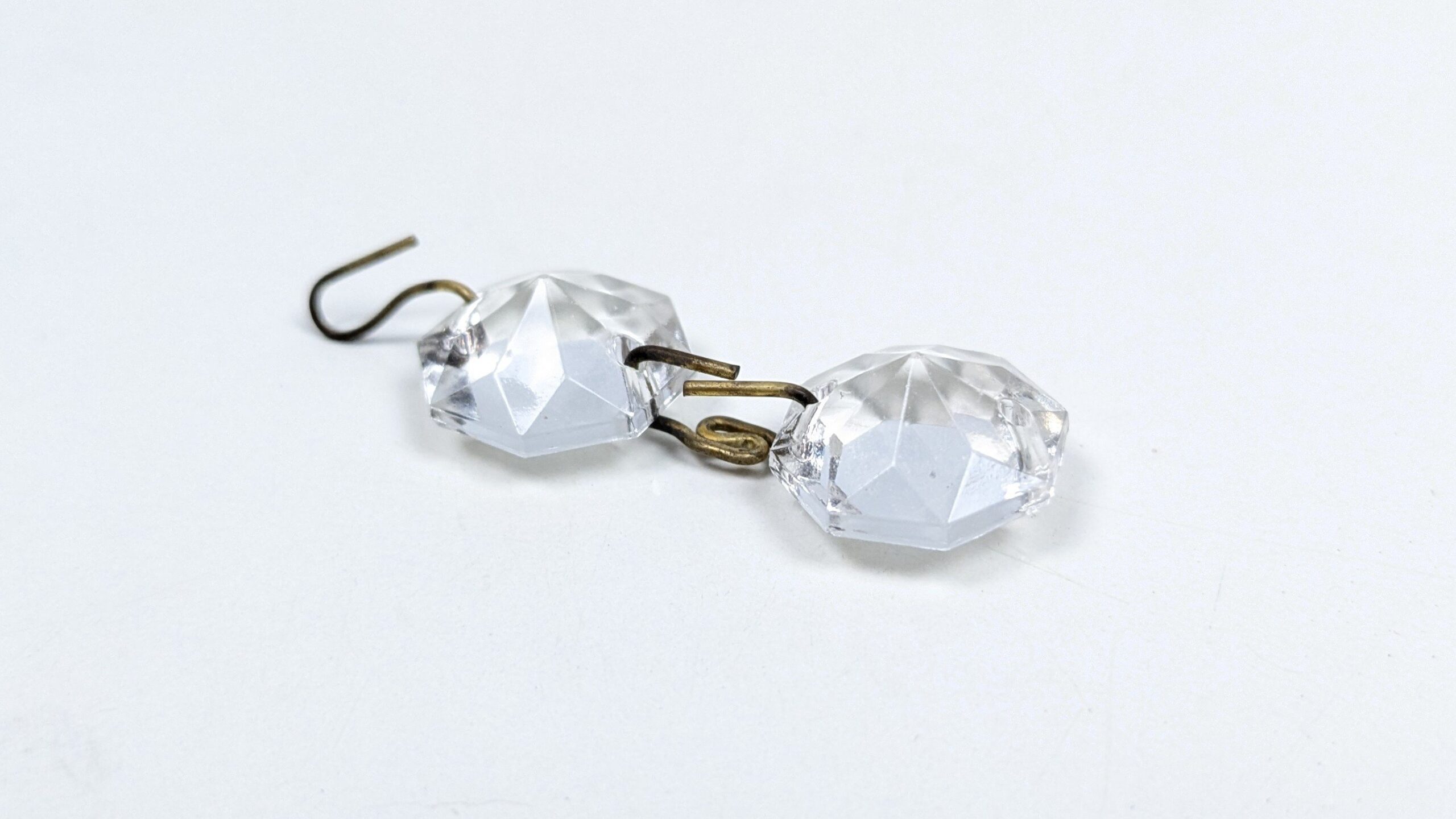 Krystal prismer type 2 m. ophæng til 1960 lysekrone. Slebet 33 flader. Reservedel.