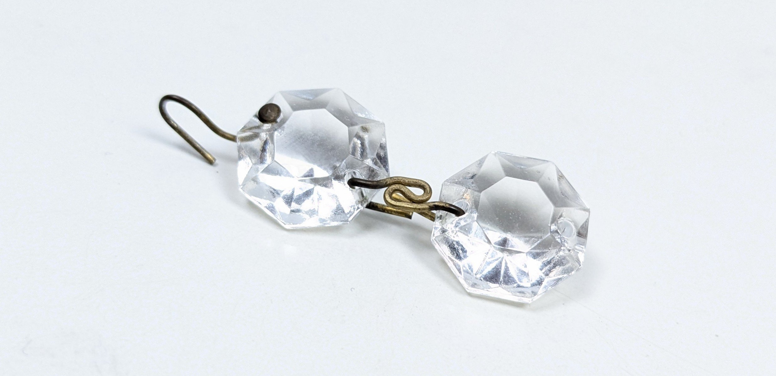 Krystal prismer type 2 m. ophæng til 1960 lysekrone. Slebet 33 flader. Reservedel.