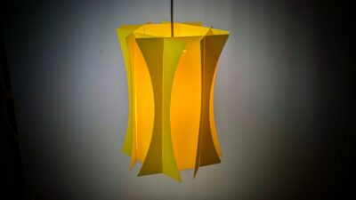 Sjælden - Original Hoyrup Light vintagependel – ikonisk dansk design i solsikkegul akryl | 1950–60’erne