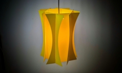 Sjælden – Original Hoyrup Light vintagependel – ikonisk dansk design i solsikkegul akryl | 1950–60’erne