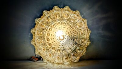 Skøn dansk plafond med cognac farvet smukt glas. Ø20 10 cmH. Interiør til væg el. loft.