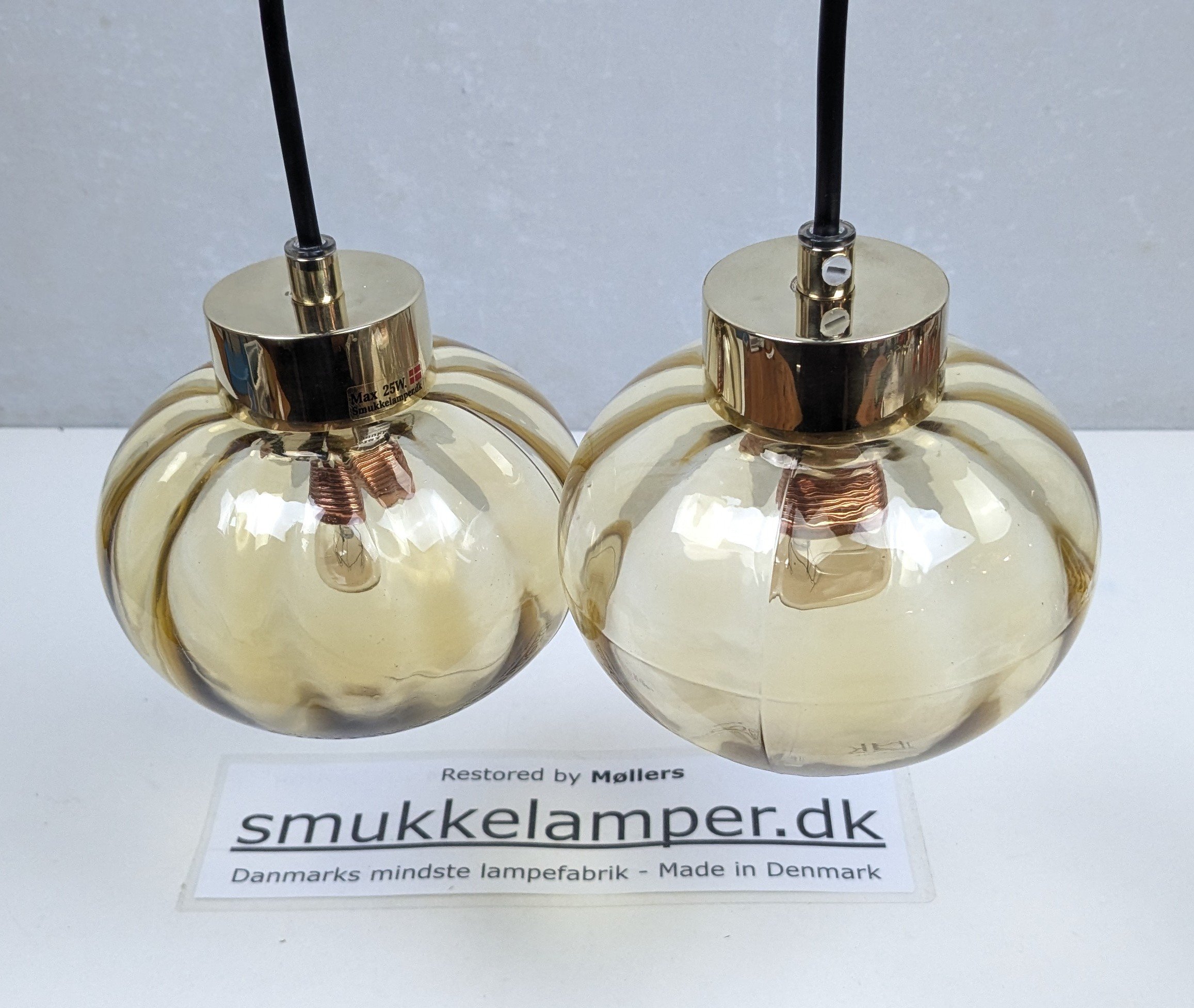 Vintage pendler i cognacglas – sæt med 2, 1960’erne. Fuld restaureret. Nyt el m.m Ø13. Sæt med 2.