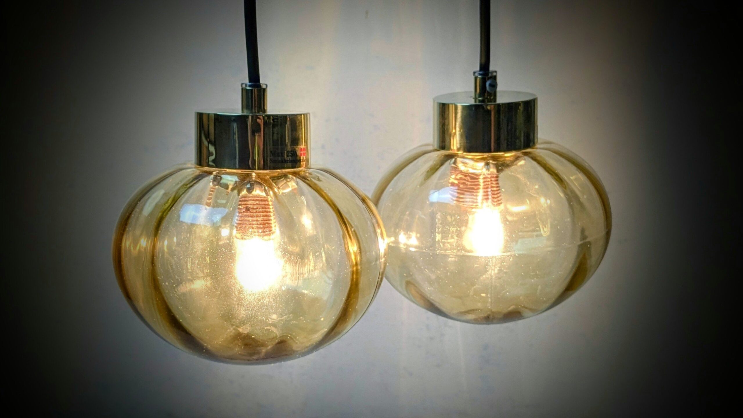 Vintage pendler i cognacglas – sæt med 2, 1960’erne. Fuld restaureret. Nyt el m.m Ø13. Sæt med 2.
