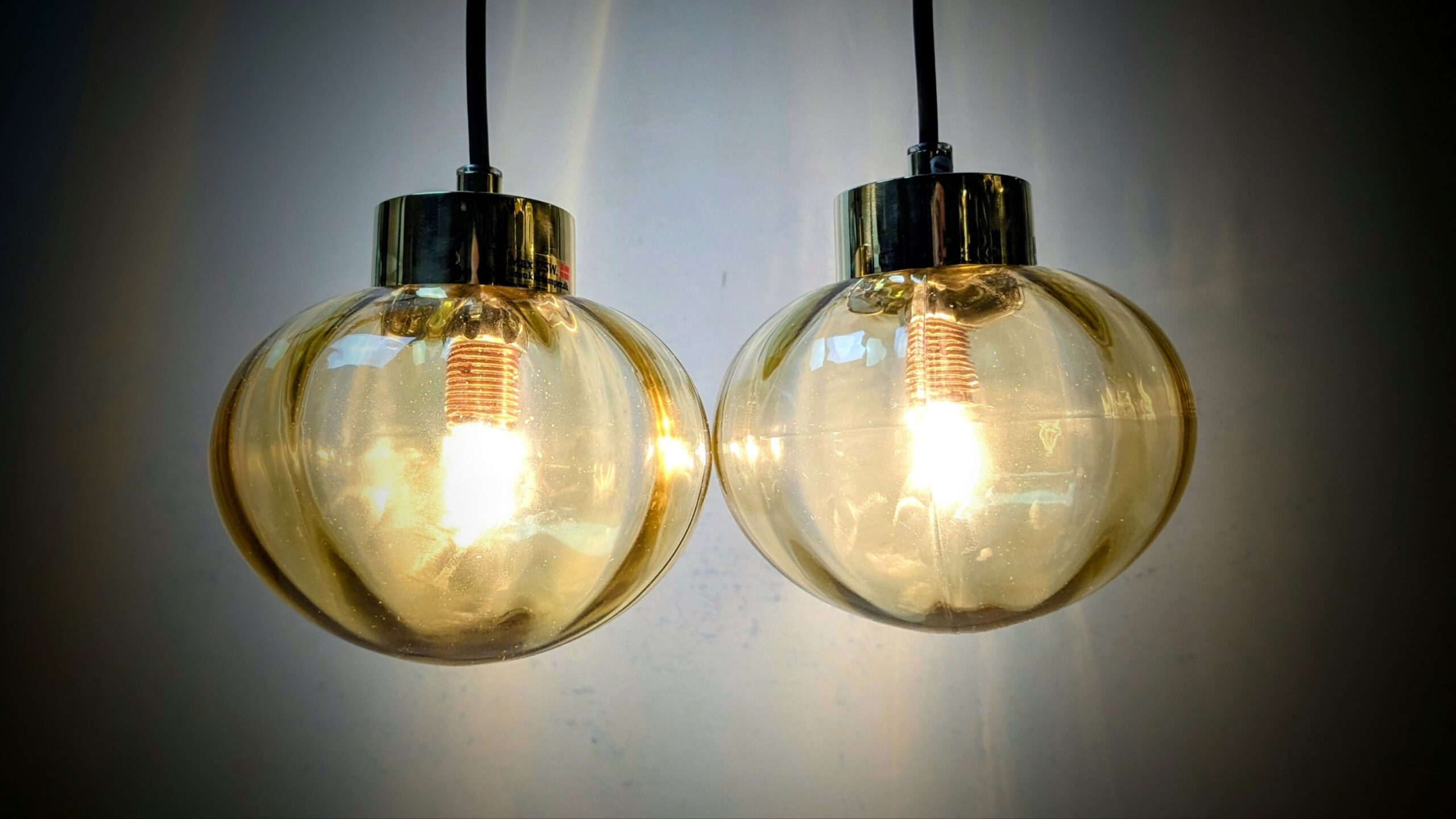 Vintage pendler i cognacglas – sæt med 2, 1960’erne. Fuld restaureret. Nyt el m.m Ø13. Sæt med 2.