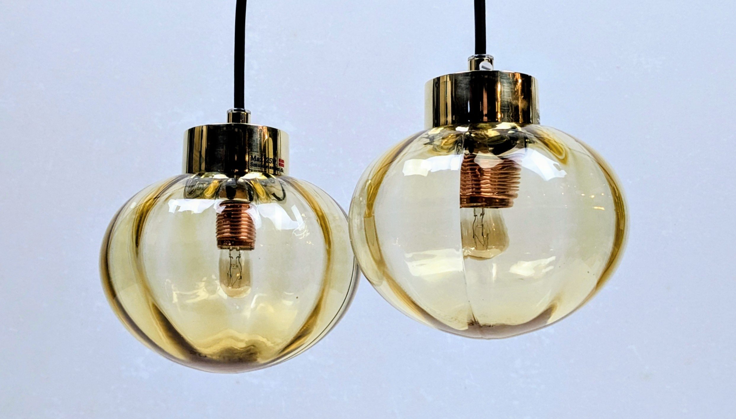 Vintage pendler i cognacglas – sæt med 2, 1960’erne. Fuld restaureret. Nyt el m.m Ø13. Sæt med 2.