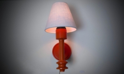 Skøn orange væglampe fra 1960. Fuld restaureret. 30 cmH. Træ