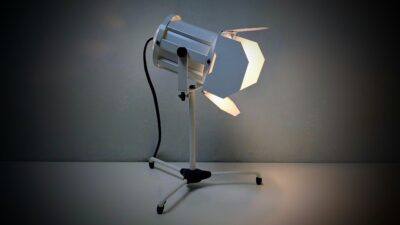 Klassisk film projektor kontor bordlampe fra 1980. Hvid. Original. 30cmH