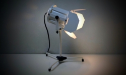 Klassisk film projektor kontor bordlampe fra 1980. Hvid. Original. 30cmH