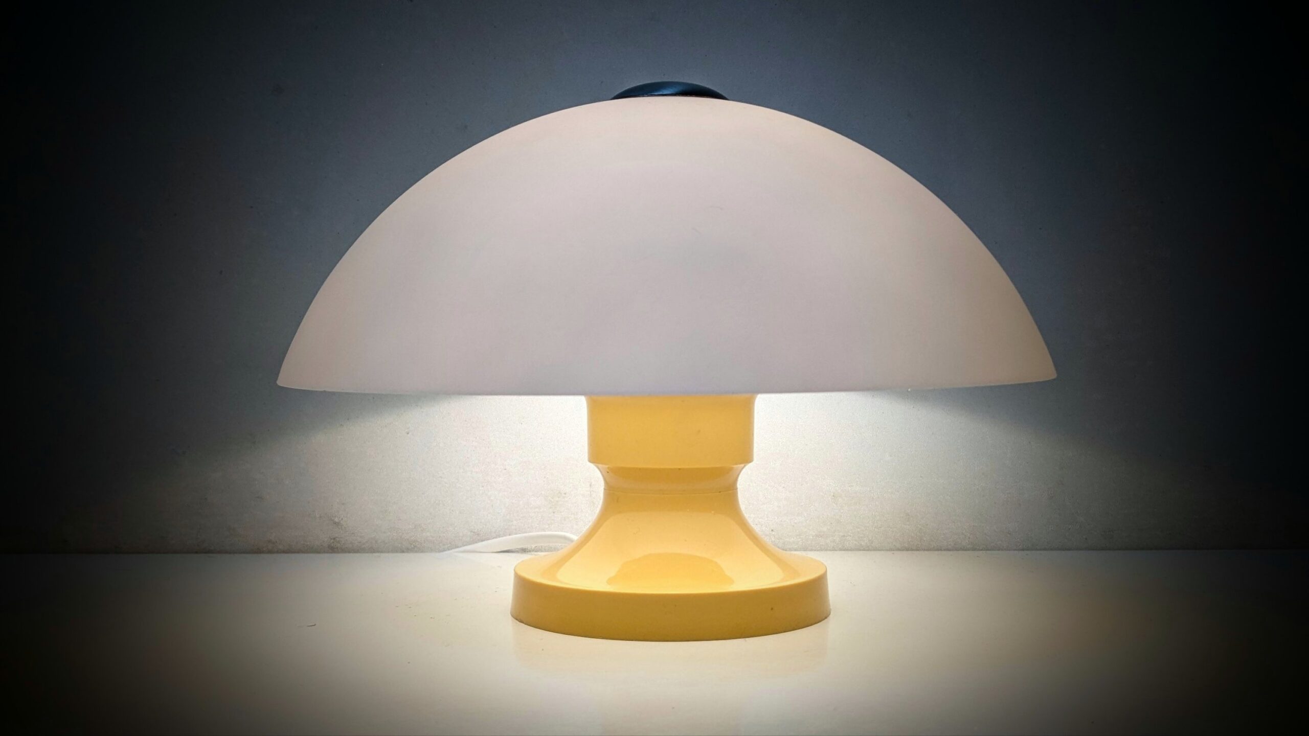 Custom håndsamlet Fat Mushroom TV bordlampe. Ø25. Nyt el. m.m. Unika.