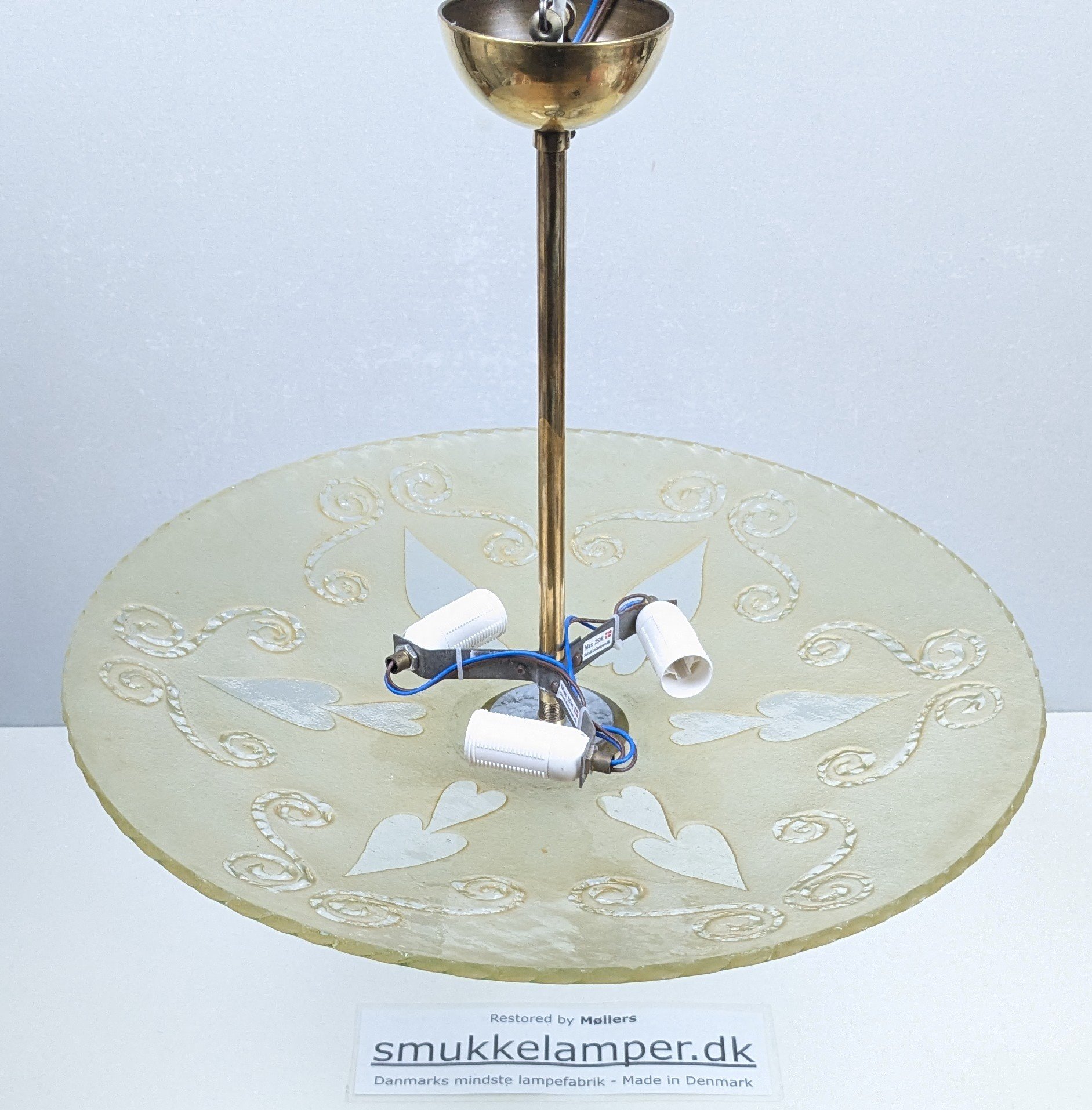 Romantisk Art Deco loftplafond i mønstret glas – ca. 1930’erne – Ø48 cm. Fuld restaureret. Historisk belysning.