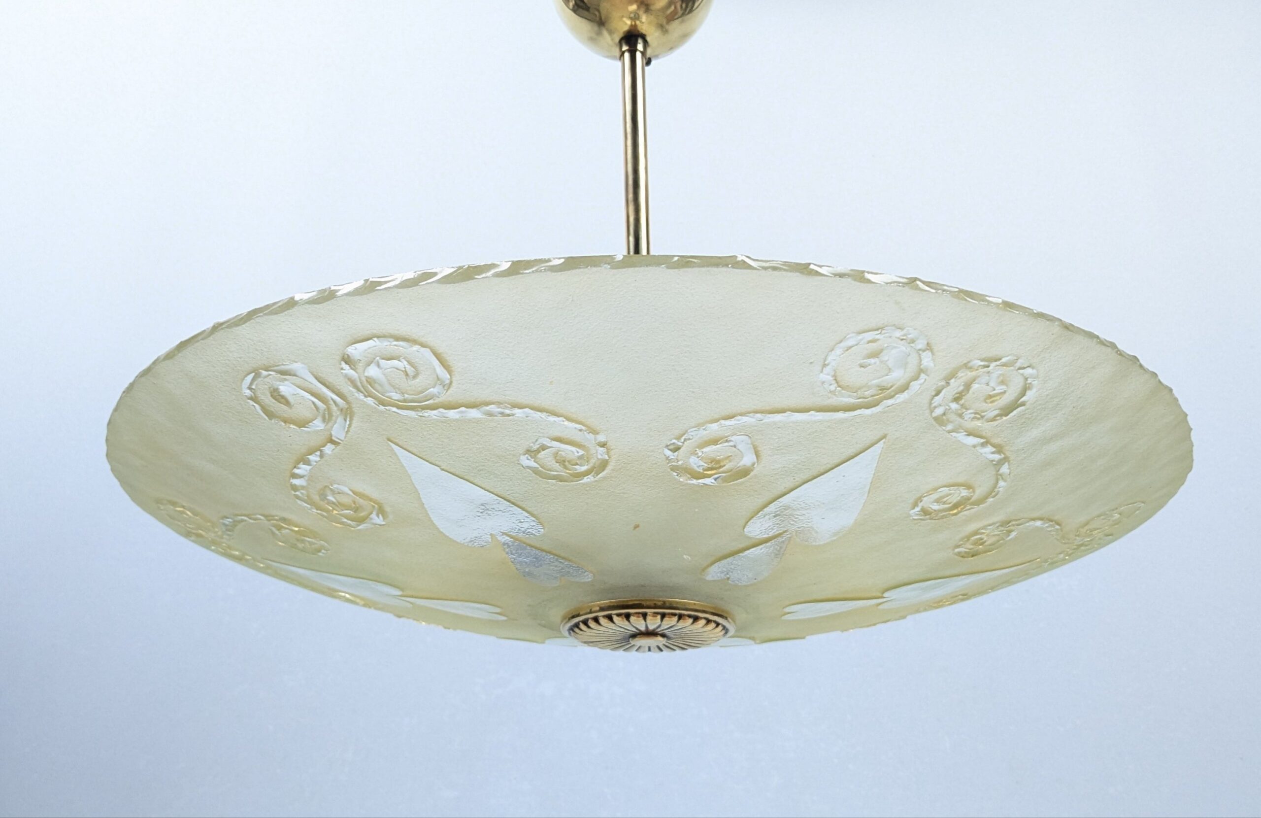 Romantisk Art Deco loftplafond i mønstret glas – ca. 1930’erne – Ø48 cm. Fuld restaureret. Historisk belysning.