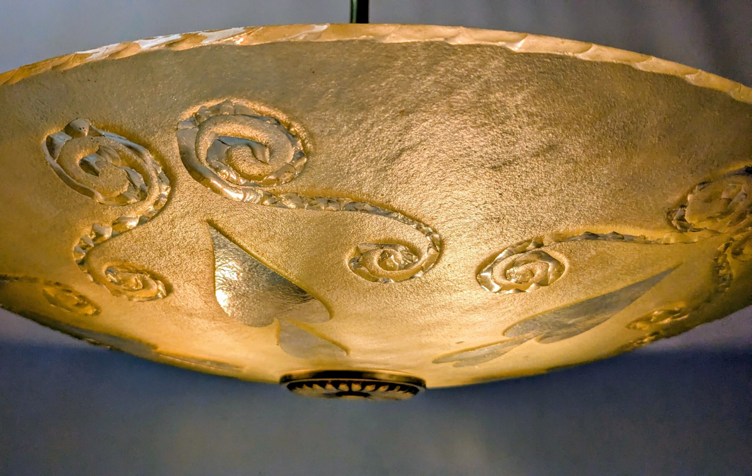 Romantisk Art Deco loftplafond i mønstret glas – ca. 1930’erne – Ø48 cm. Fuld restaureret. Historisk belysning.