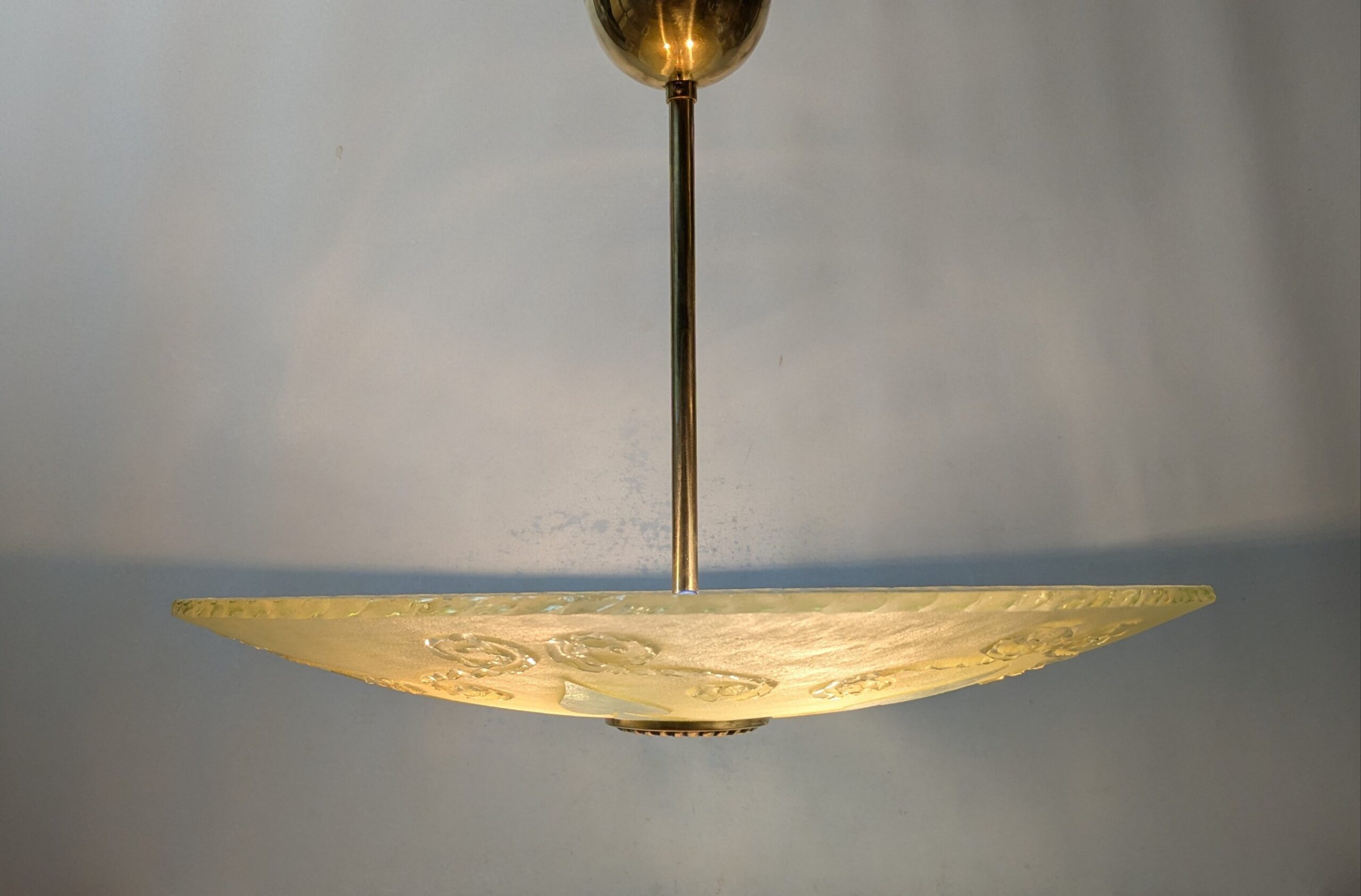 Romantisk Art Deco loftplafond i mønstret glas – ca. 1930’erne – Ø48 cm. Fuld restaureret. Historisk belysning.