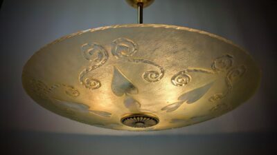 Romantisk Art Deco loftplafond i mønstret glas – ca. 1930’erne – Ø48 cm. Fuld restaureret. Historisk belysning.