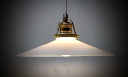 Holmegaard antik skomager pendel. Ø26,7 , 6,1 cmH. Messing. Fra 1920.