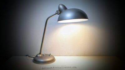 Autentisk Tysk Militær Bordlampe fra ca. 1950 – Industrielt Design, Delvist nyt el. Helo