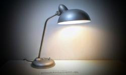 Autentisk Tysk Militær Bordlampe fra ca. 1950 – Industrielt Design, Delvist nyt el. Helo