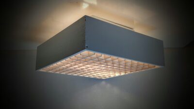 Stor hvid loft plafond i fyrretræ fra 1980. 32x32 cm. Delvist ny malet.