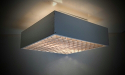 Stor hvid loft plafond i fyrretræ fra 1980. 32×32 cm. Delvist ny malet.