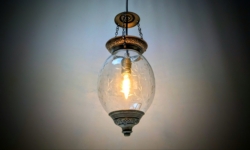 Skøn Antik hjørne ampel pendel fra 1910. Tin og facet slebet glas. Nyt el. Ø15.