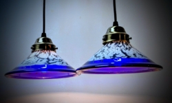 Sæt med 2 håndlavede danske glaslamper. Nypolerede ophæng og nyt el. Ø19. Unika.  Søndervig Glas pusteri.
