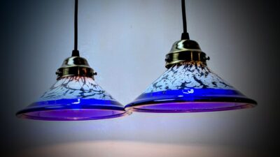 Sæt med 2 håndlavede danske glaslamper. Nypolerede ophæng og nyt el. Ø19. Unika.  Søndervig Glas pusteri.