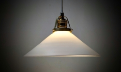 Holmegaard antik skomager pendel. Ø24,5 , 9,3 cmH. Messing. Fra 1920.