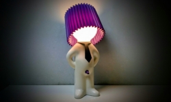 Original Mr. P purple bordlampe. 35 cm høj. Incl skærm. Stilren ikonisk klassiker.