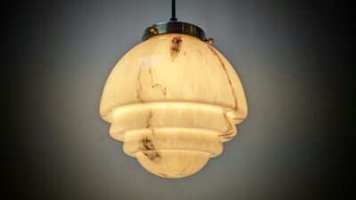 Skøn marmoreret kuglependel fra 1940. Fuld restaureret. Nyt el / poleret messing ophæng m.m Ø21