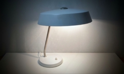 Vintage bordlampe fra 1950. Ang. Louis Kalff  – Professionelt Restaureret, 41 cm