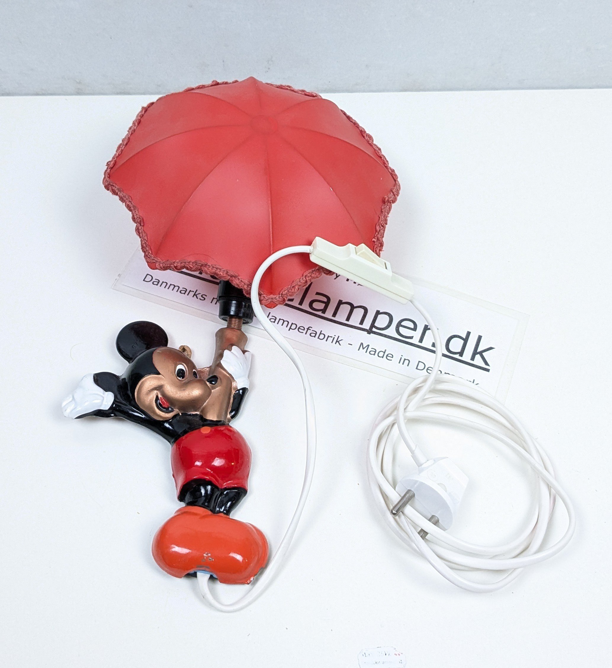 Vintage dansk Mickey Mouse lampe med paraply skærm
Original Disney børnelampe 33 cm høj.