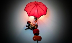 Vintage dansk Mickey Mouse lampe med paraply skærm
Original Disney børnelampe 33 cm høj.