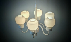 Skøn lille hvid Hans Agne Jakobson lysekrone fra 1960. Nyt el. m.m. Ø38