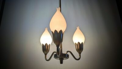 Fuld restaureret Fog og Mørup lysekrone fra 1940. Ø32. 57 cm Fast nedhæng. Original mørk messing