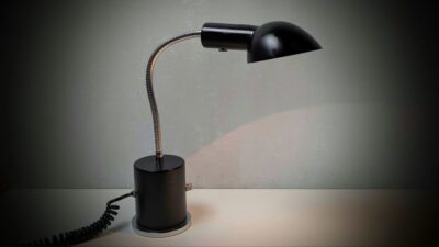 Danish design. Asger BC 130 bordlampe. Sort. 60 cm. Sort.
Svanehals og varm belysning.