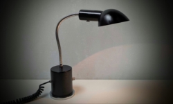 Danish design. Asger BC 130 bordlampe. Sort. 60 cm. Sort.
Svanehals og varm belysning.