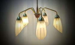 5 armet lysekrone i messing og teak professionelt restaureret. 1960. Ø54. 78 cm Fast nedhæng