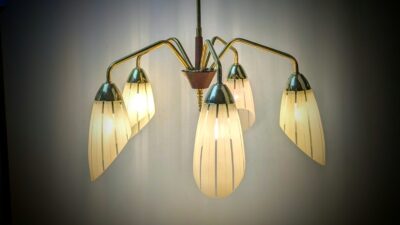 5 armet lysekrone i messing og teak professionelt restaureret. 1960. Ø54. 78 cm Fast nedhæng