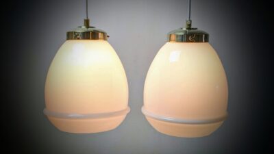 Sæt med to fuld restaurerede opalglas lamper fra 1930. Ø21. 28 cm høje.