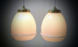 Sæt med to fuld restaurerede opalglas lamper fra 1930. Ø21. 28 cm høje.