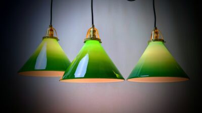 Sæt med 3 fuld restaurerede grønne skomager pendler fra 1980. 23x15,5 cmH.