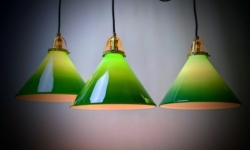 Sæt med 3 fuld restaurerede grønne skomager pendler fra 1980. 23×15,5 cmH.