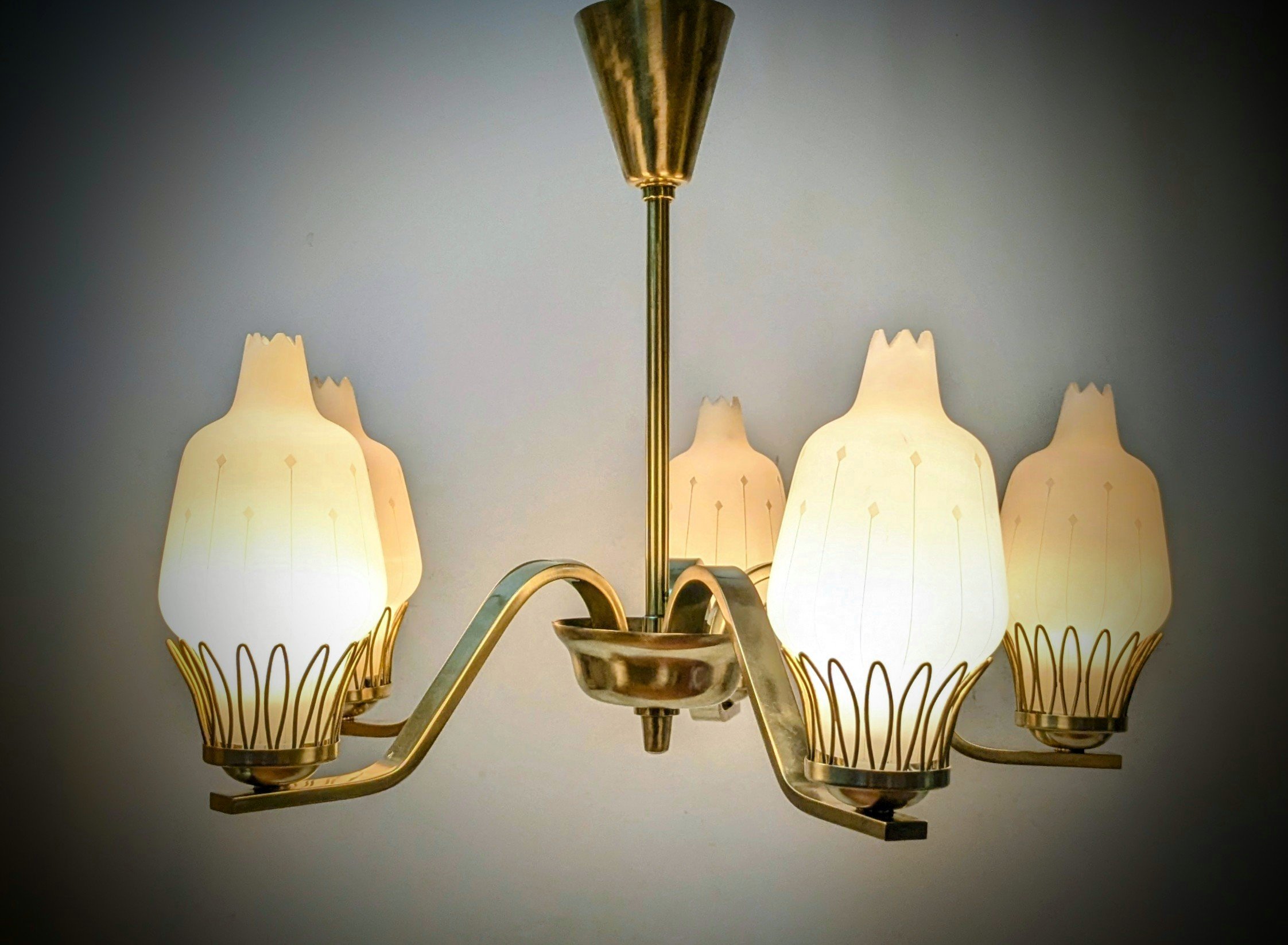 Dansk 5 armet lysekrone fra 1940. Professionelt restaureret. Ø55. 43 cm fast nedhæng.