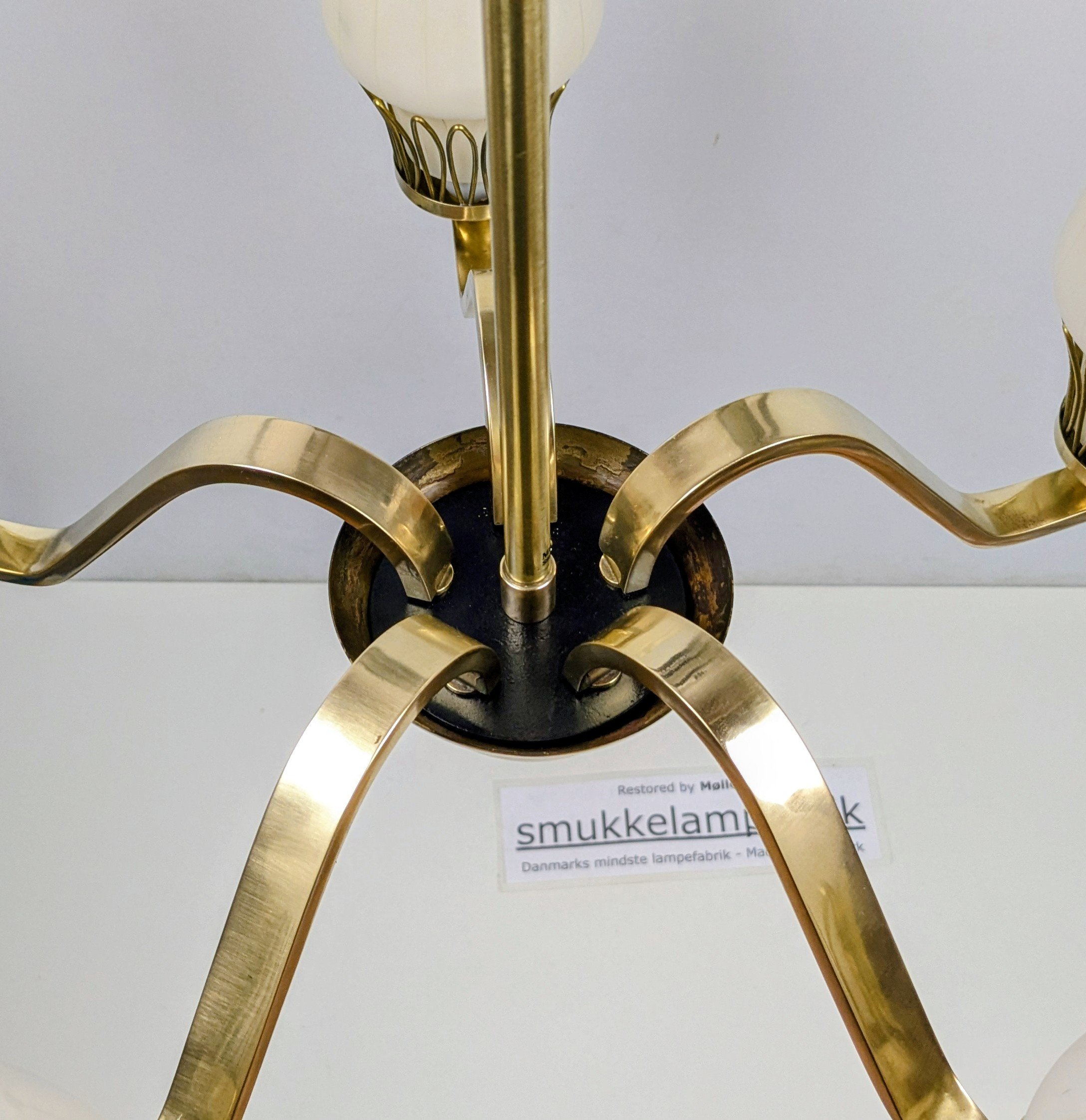 Dansk 5 armet lysekrone fra 1940. Professionelt restaureret. Ø55. 43 cm fast nedhæng.