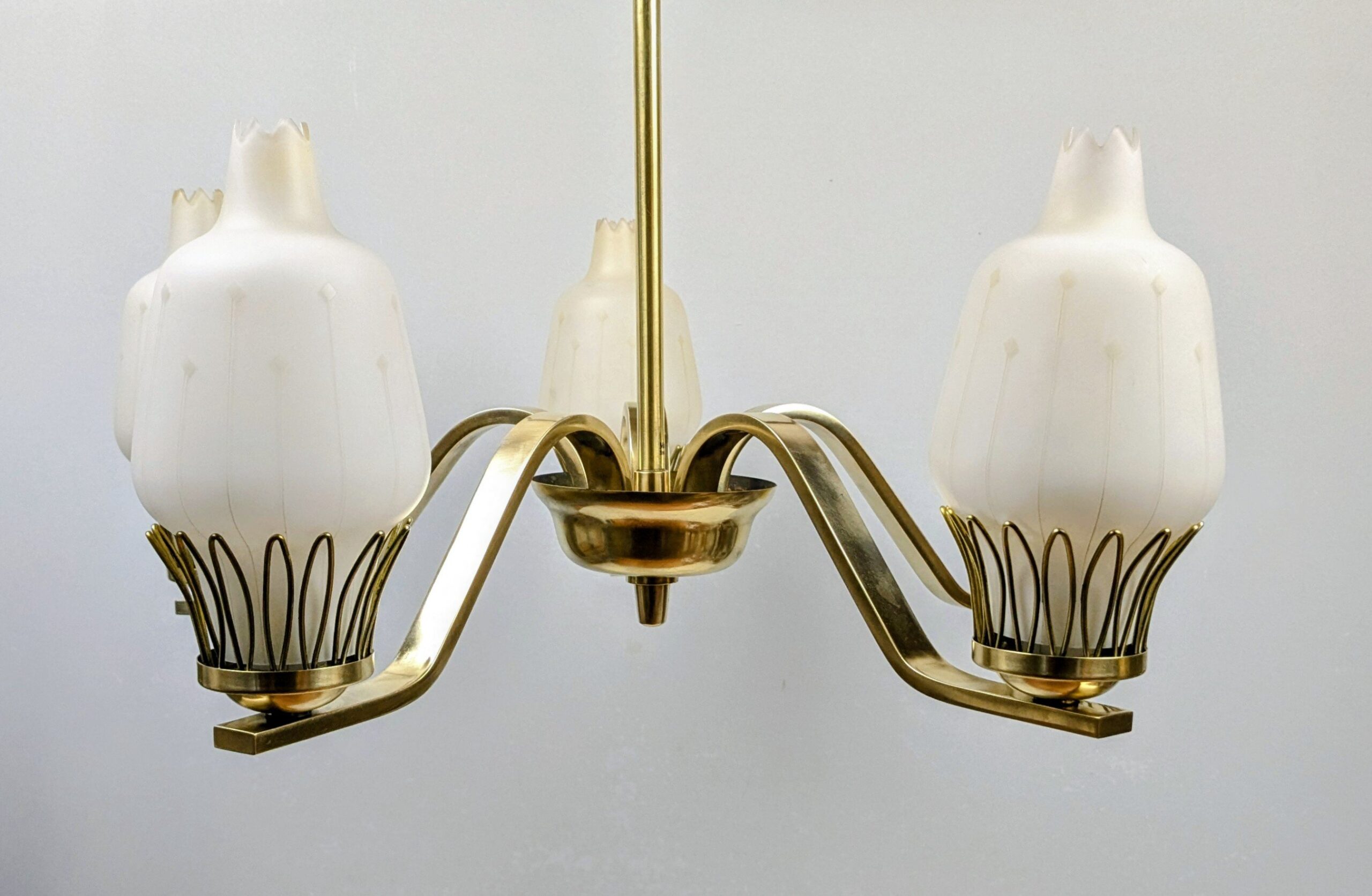 Dansk 5 armet lysekrone fra 1940. Professionelt restaureret. Ø55. 43 cm fast nedhæng.