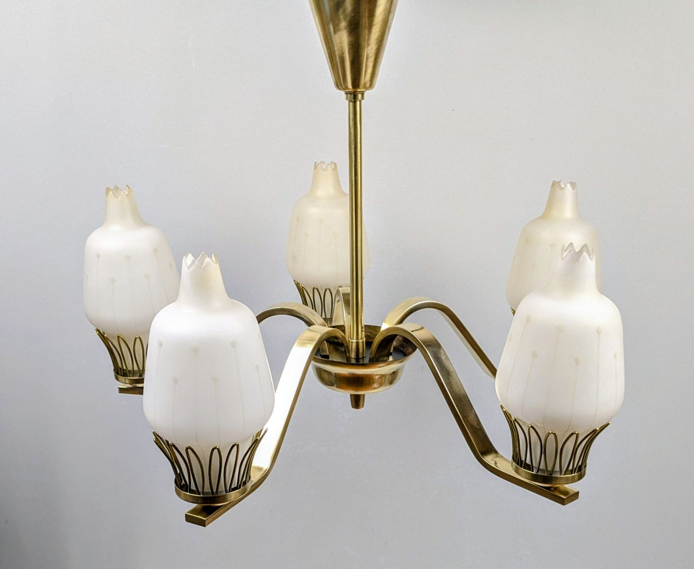 Dansk 5 armet lysekrone fra 1940. Professionelt restaureret. Ø55. 43 cm fast nedhæng.