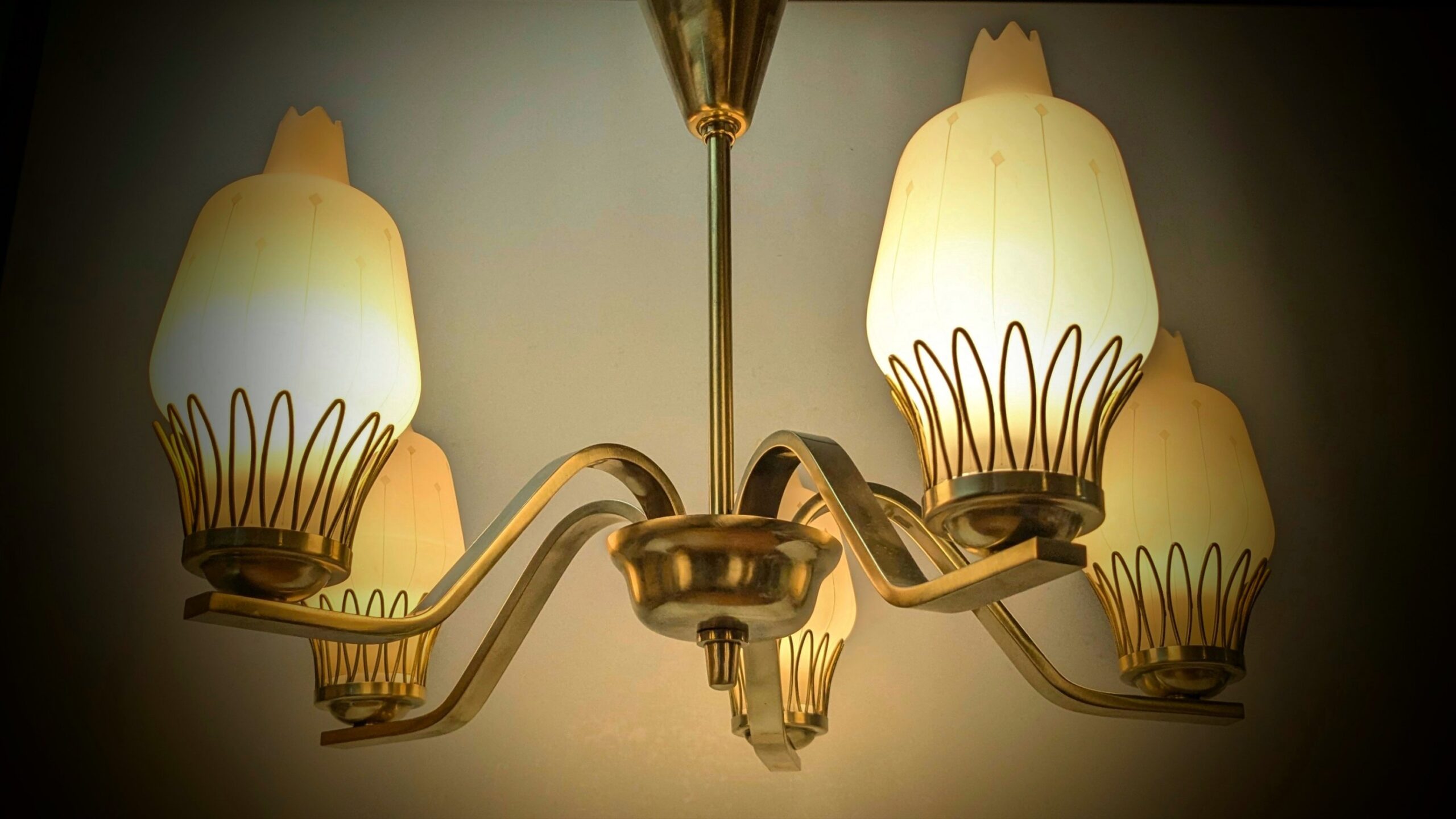 Dansk 5 armet lysekrone fra 1940. Professionelt restaureret. Ø55. 43 cm fast nedhæng.