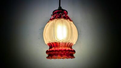 Skøn lille hjørne glas pendel fra 1960. Ø14. Nyt el. Purple