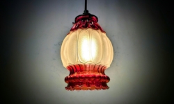 Skøn lille hjørne glas pendel fra 1960. Ø14. Nyt el. Purple