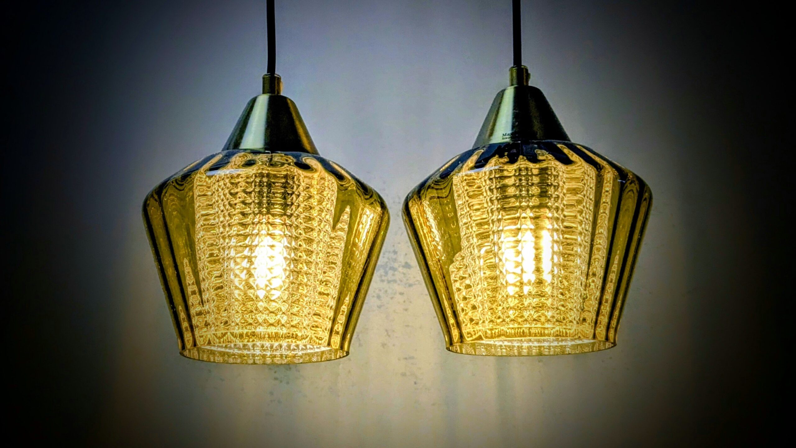 Sæt med 2 professionelt restaurerede Carl Fagerlund pendler i dobbelt glas fra 1960.